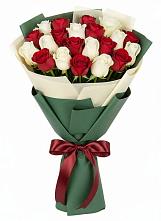Букет Микс из красных и белых роз в Томске