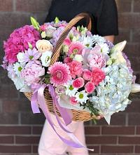 Цветочная композиция из Розы, Хризантемы, Пионы и Лизиантусы в корзине в Томске