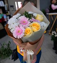 Букет цветов из:  Герберы, Розы и Хризантемы в Томске