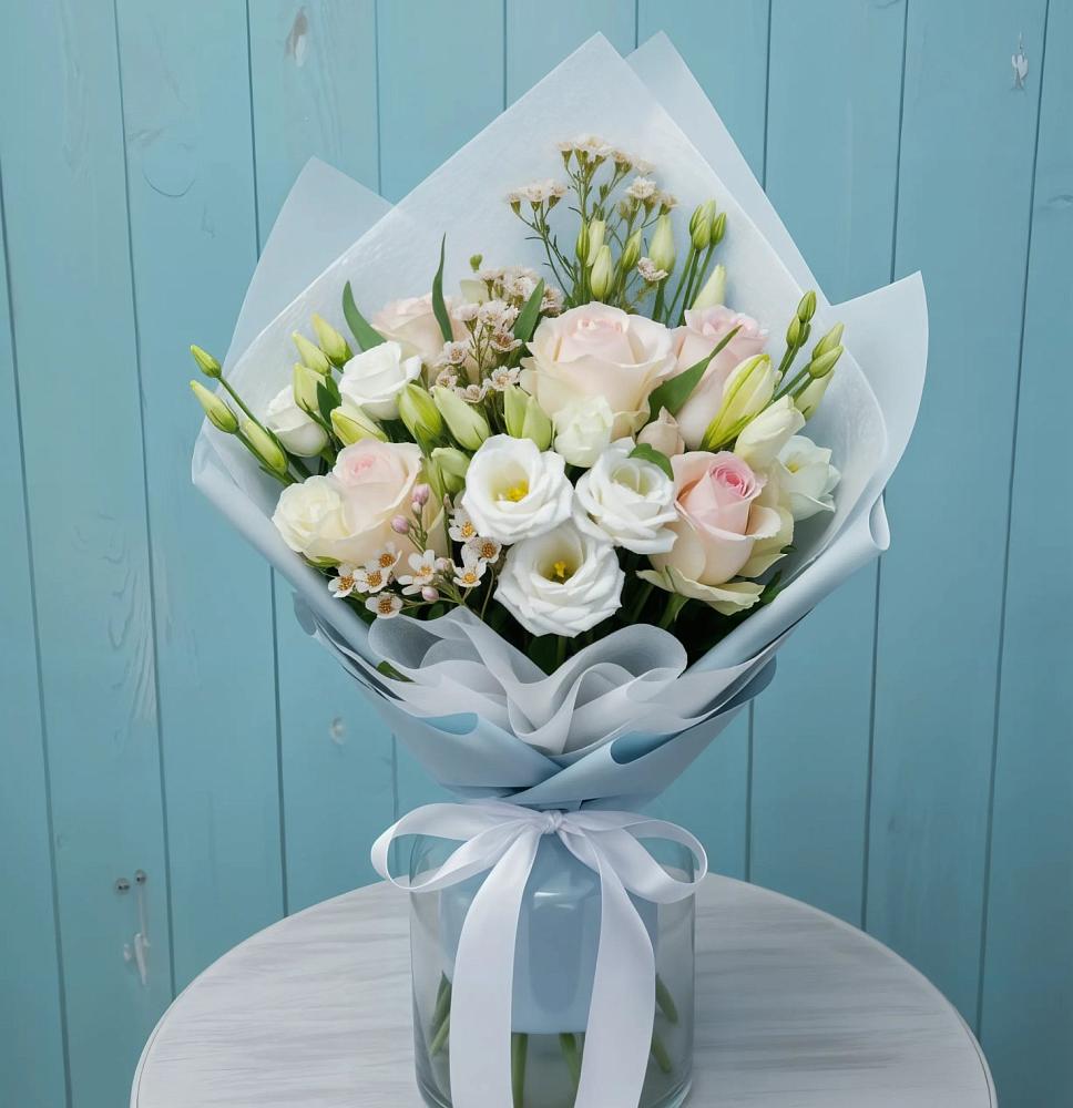 Букет цветов из: Розы и Лизиантусы в Томске