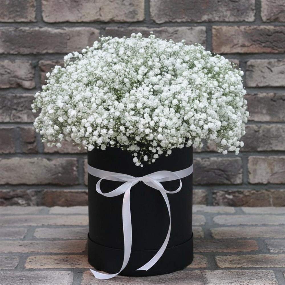 Цветочная композиция из Гипсофила в шляпной коробке в Томске