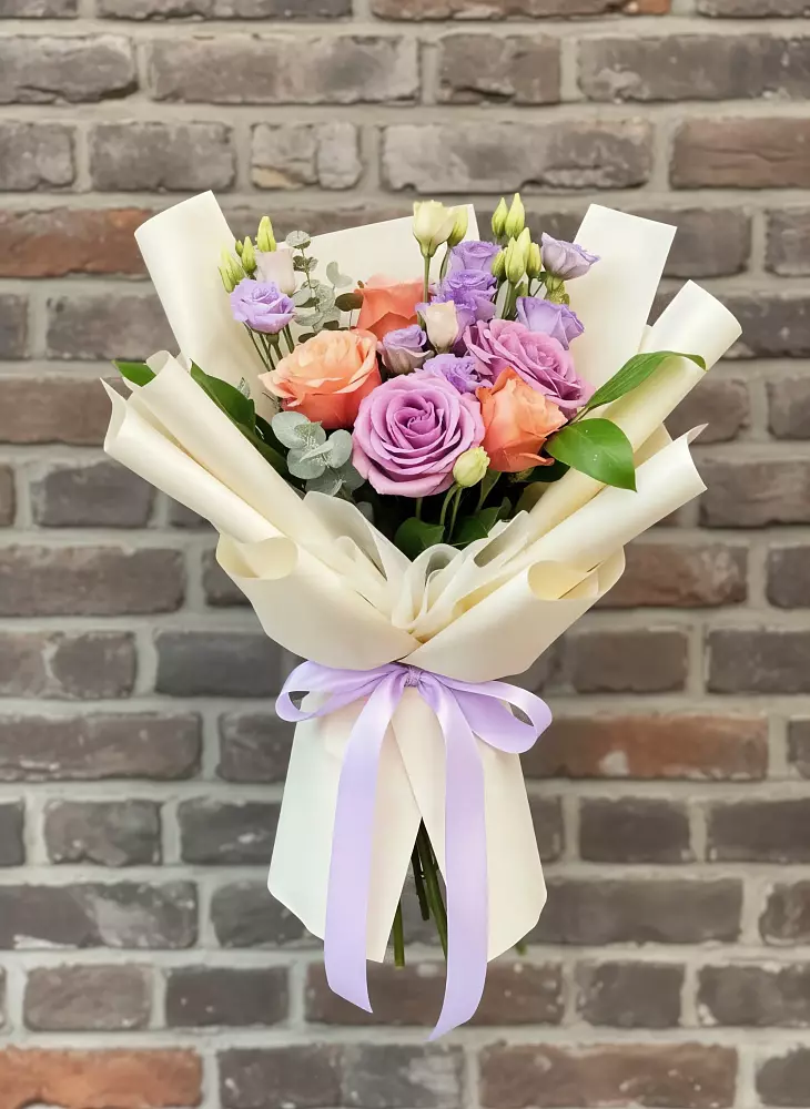 Букет цветов из: Лизиантусы и Розы в Томске