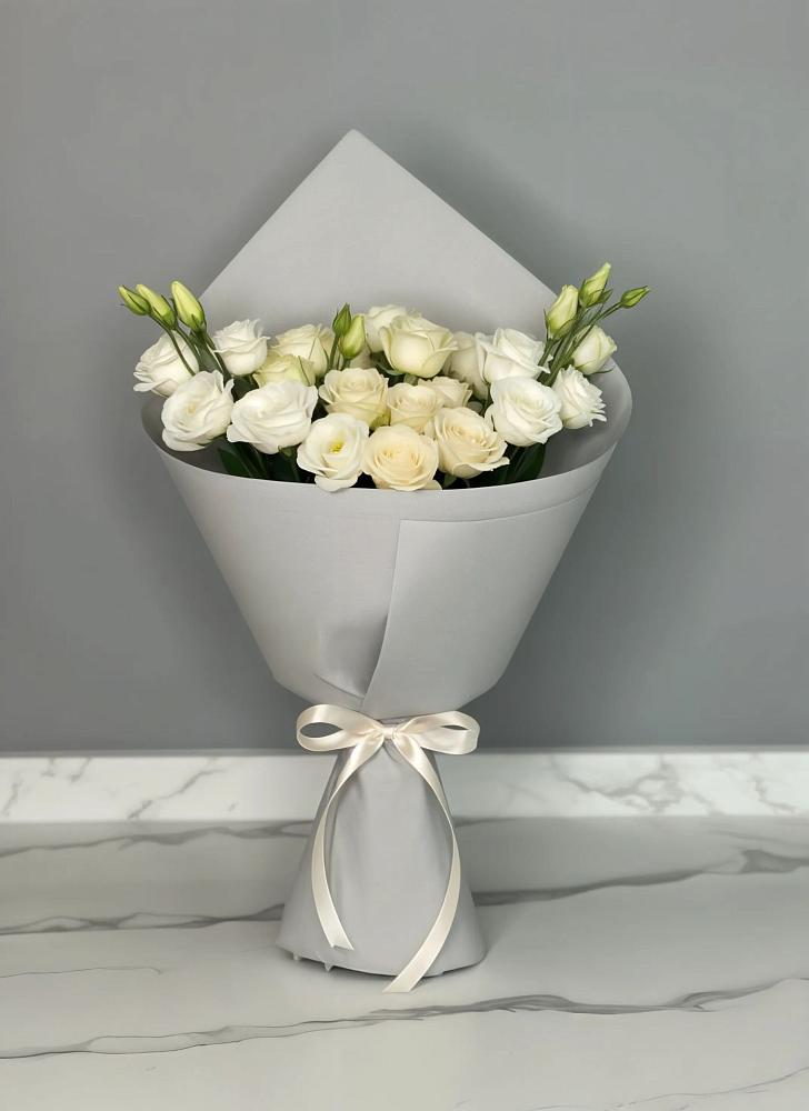 Букет цветов из: Розы и Лизиантусы в Томске