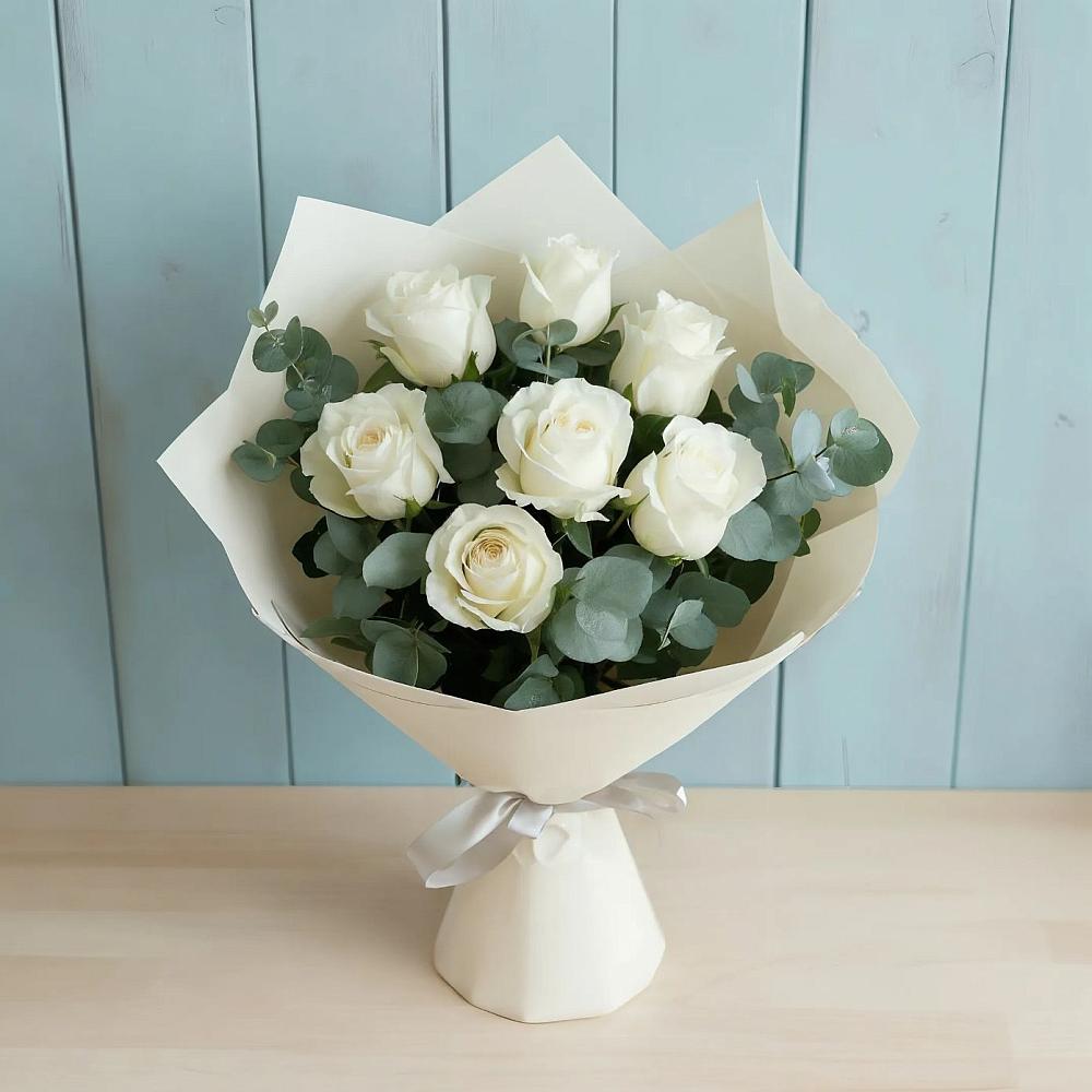Букет Белые розы в Эвкалипте в Томске