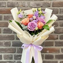 Букет цветов из:  Лизиантусы и Розы в Томске