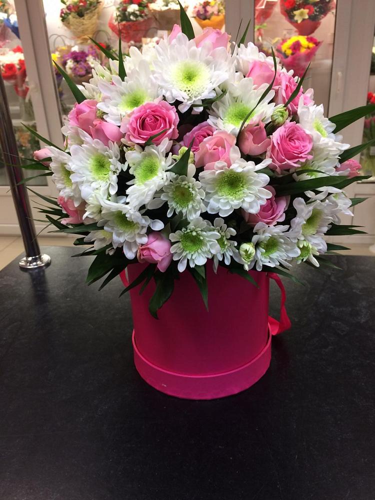 Цветочная композиция из Розы и Хризантемы в шляпной коробке в Томске