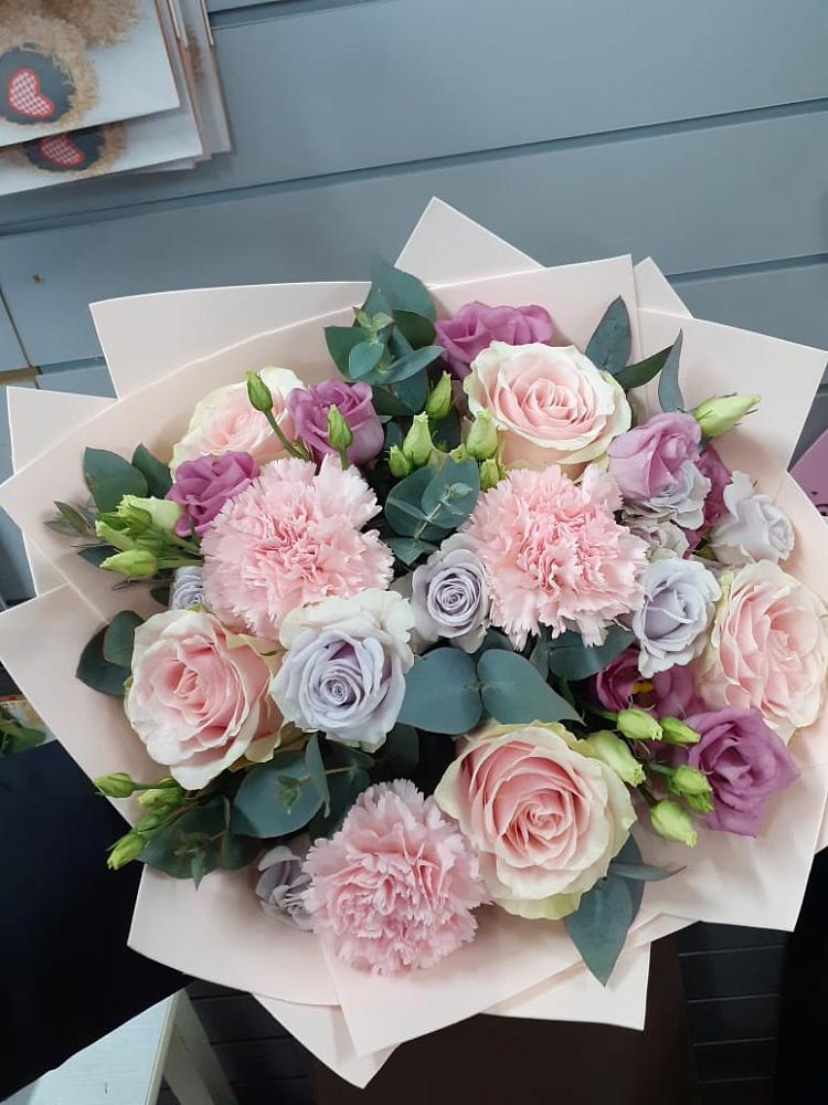 Букет цветов из: Розы, Гвоздики и Лизиантусы в Томске