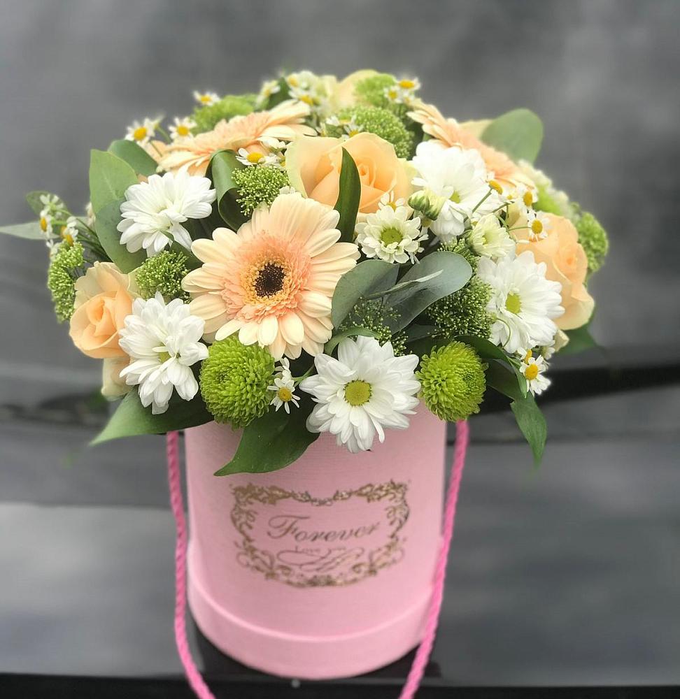 Цветочная композиция из Розы, Герберы и Хризантемы в шляпной коробке в Томске