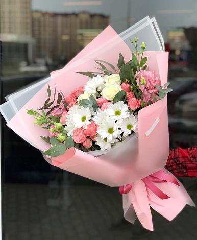 Букет цветов из: Розы, Лизиантусы и Хризантемы в Томске