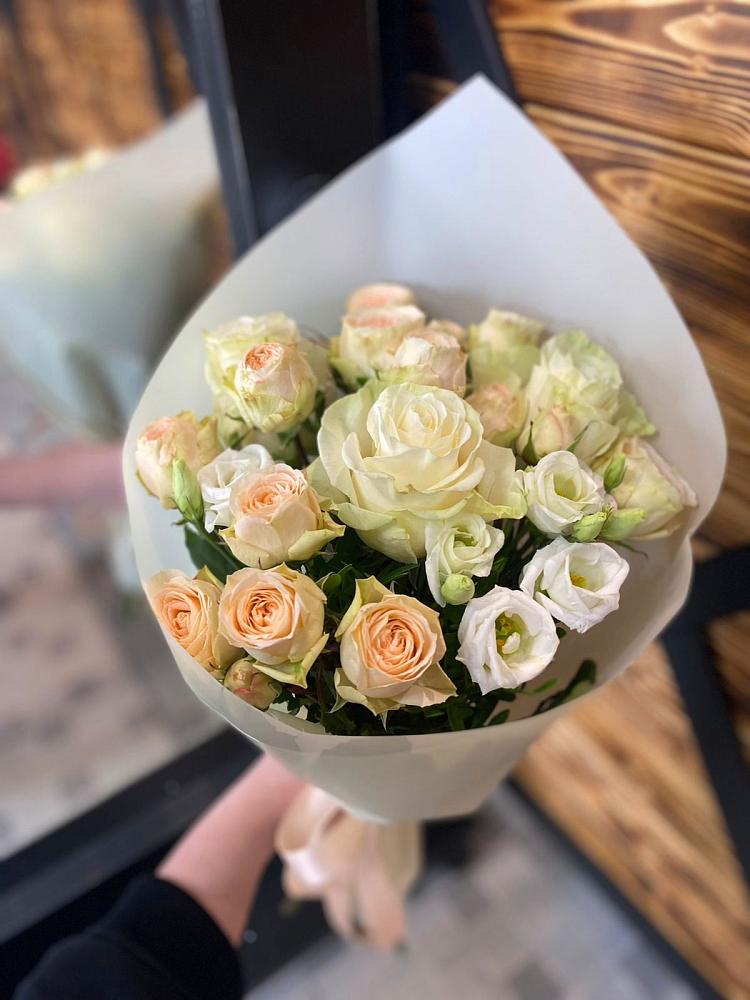 Букет цветов из: Розы и Лизиантусы в Томске